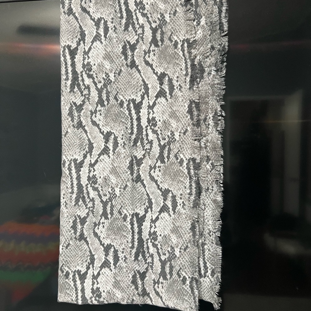 NWT EXPRESS SOFT SNAKE SKIN SCARVE - Picture 2 of 3